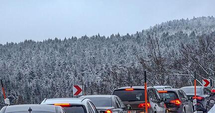 Autos stehen dicht im Stau, w&auml;hrend sie im Nordschwarzwald unterwegs zu den Wintersport- und Ausflugsgebieten fahren.