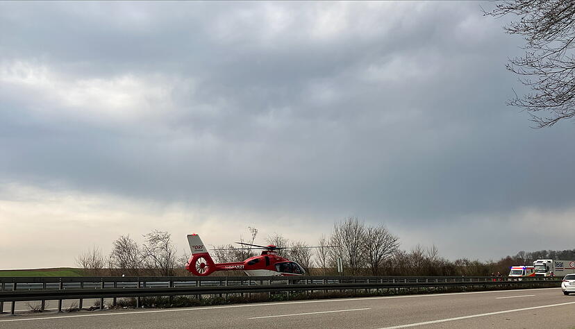 Auf der A6 landen nach dem schweren Unfall zwei Rettungshubschrauber. Zwei schwer verletzte Frauen wurden so in Krankenh&auml;user gebracht.