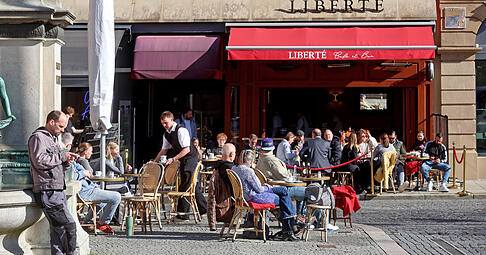 Auch am Marktplatz war die Terrasse eines Caf&eacute; am Donnerstag gut besucht.