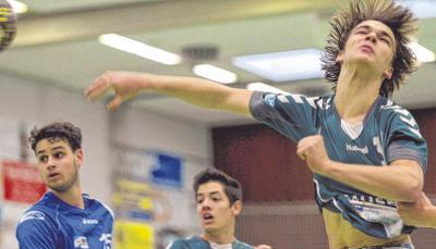 Die Haare fliegen &minus; und der Ball ins Tor: Cedric Sander (re.) ist eines der größten Fleiner Talente. Das sehen André Raichle (Mitte) und Patrick Hueter.Foto: Mario Berger