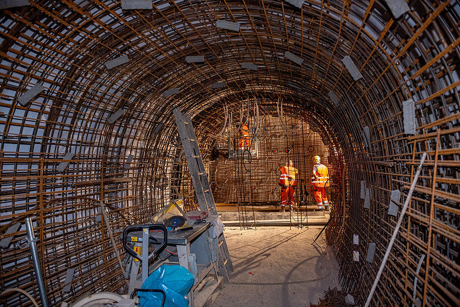 Blick vom Straßentunnel durch einen von zwei Querschlägen in den Fluchtstollen.