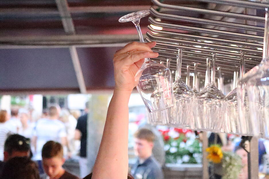 Die sauberen Gläser hängen in den Ständen für die Gäste des Hohenloher Weindorfs in Öhringen bereit. Die sauberen Gläser hängen in den Ständen für die Gäste des Hohenloher Weindorfs in Öhringen bereit.