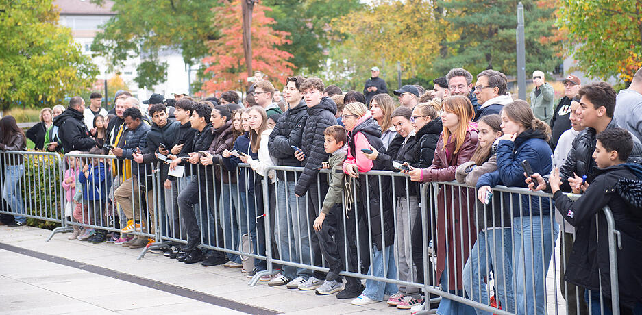 Zahlreiche Fans warten am Freitag vor dem Hoteleingang um die Fußballstars persönlich zu treffen.