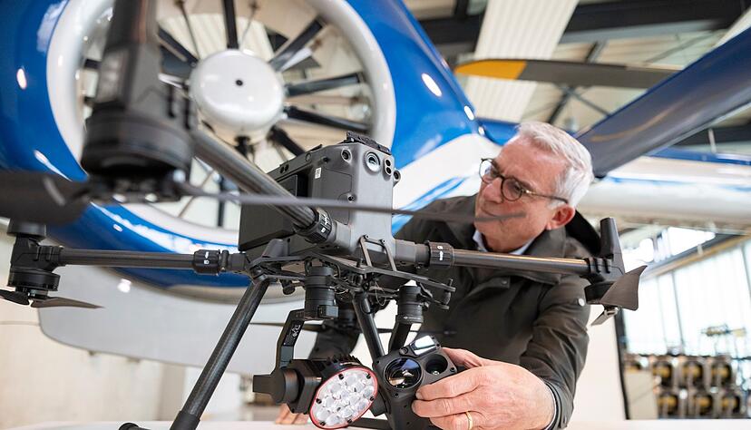 Innenminister Strobl interessiert sich f&uuml;r die Drohnenabwehr in Baden-W&uuml;rttemberg.