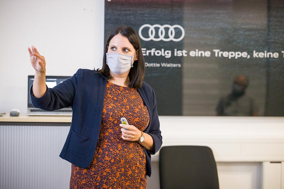 Diana M&uuml;ller, Koordinatorin des Trainingscenters, erl&auml;utert, wie Mitarbeiter hier geschult werden,