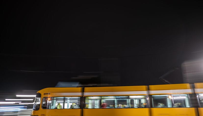 Im Fall der Messerattacke in einer Dresdner Stra&szlig;enbahn befindet sich einer der beiden Tatverd&auml;chtigen in Untersuchungshaft (Symbolbild)