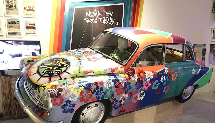 Der K&uuml;nstler Ren&eacute; Turrek hat f&uuml;r den Eingangsbereich des Museums einen Wartburg mit bunten Blumen gestaltet. Das Auto wurde extra f&uuml;r diesen Zweck gekauft. Foto: Elfi Hofmann
