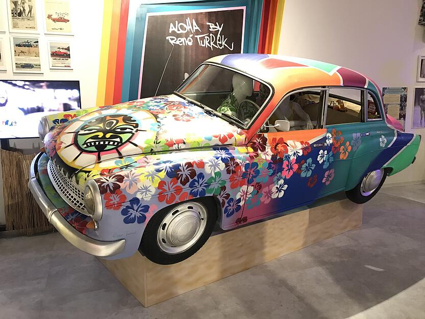 Der K&uuml;nstler Ren&eacute; Turrek hat f&uuml;r den Eingangsbereich des Museums einen Wartburg mit bunten Blumen gestaltet. Das Auto wurde extra f&uuml;r diesen Zweck gekauft. Foto: Elfi Hofmann