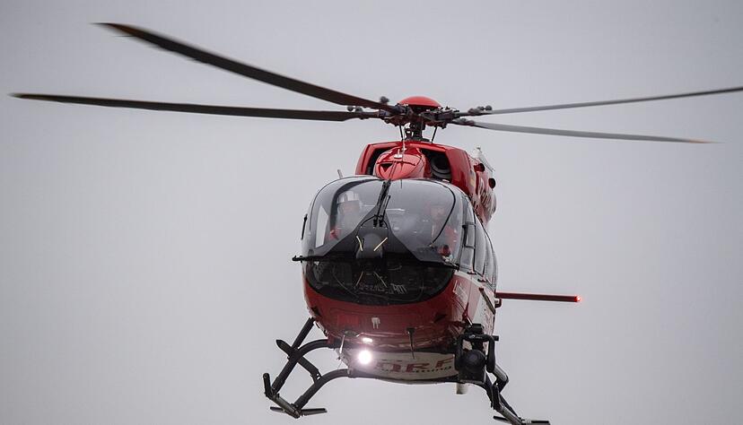 Ein Rettungshubschrauber fliegt über den Flugplatz eines Krankenhauses. Ein Rettungshubschrauber fliegt über den Flugplatz eines Krankenhauses.