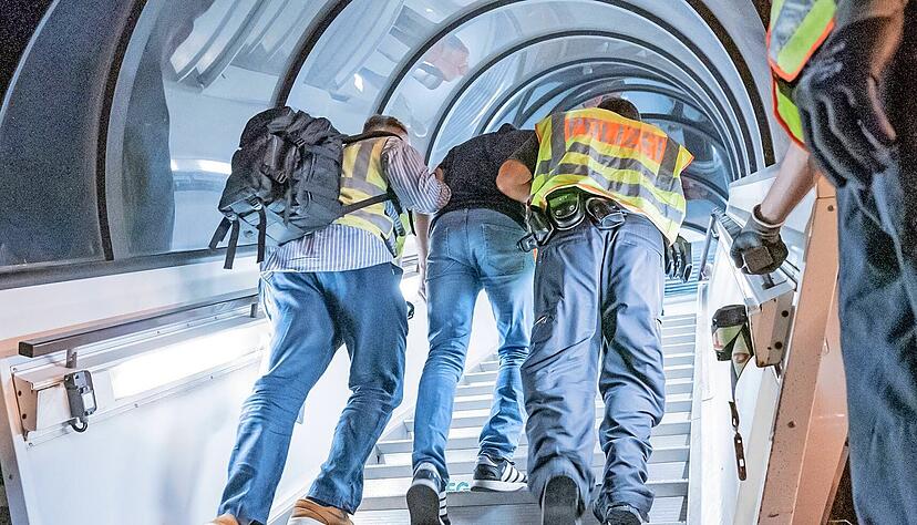 Polizeibeamte begleiten einen Afghanen in ein Charterflugzeug. Die CDU im Land fordert mehr Abschiebungen von kriminell gewordenen Zuwanderern aus Syrien oder Afghanistan. Dies sei laut Bundesinnenministerium derzeit kaum möglich.
Foto: dpa Polizeibeamte begleiten einen Afghanen in ein Charterflugzeug. Die CDU im Land fordert mehr Abschiebungen von kriminell gewordenen Zuwanderern aus Syrien oder Afghanistan. Dies sei laut Bundesinnenministerium derzeit kaum möglich.
Foto: dpa