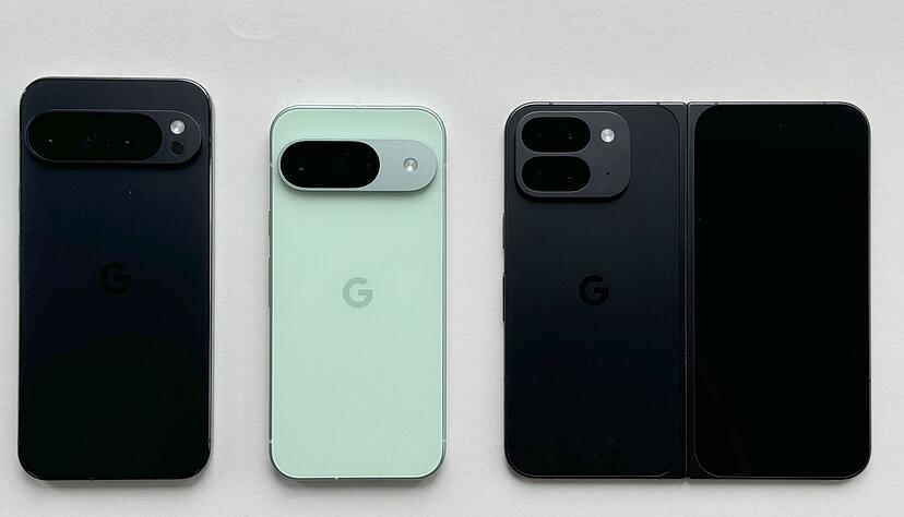 Familie mit Farbtupfer: Das Pixel 9 Pro XL, Pixel 9 und Pixel 9 Pro Fold von Google (l-r).