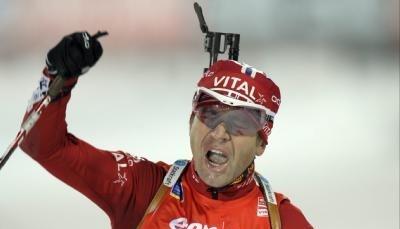 Ole Einar Bjorndahlen bejubelt seinen Sieg beim Zieleinlauf.