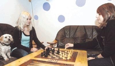 Spielen in einer gem&uuml;tlichen Ecke: Valerie Schmidbaur und Ireen Beer.