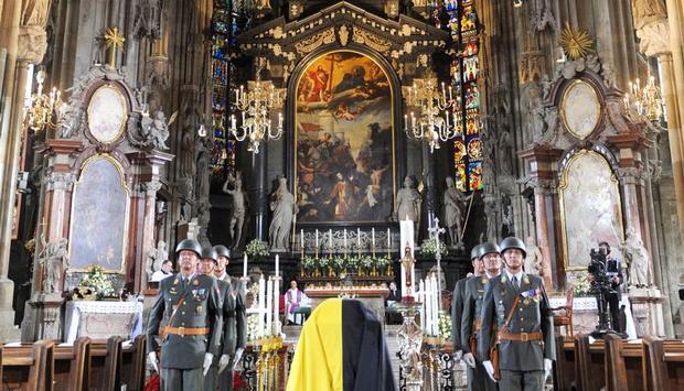 Vor dem Requiem f&uuml;r Otto von Habsburg im Wiener Stephansdom: Nach Habsburger Tradition wird das Herz des Verstorbenen in der Abtei Pannonhalma in Ungarn bewahrt.