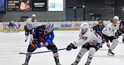 Die Gäste aus Kassel hatten durchaus ihre Mühe mit den Heilbronner Falken: Stefan Della Rovere (links) und seine Teamkollegen verlangten den Huskies alles ab.