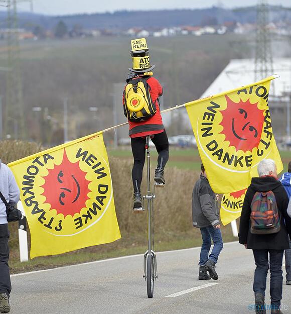 M&auml;rz 2016: Etwa 2000 Menschen demonstrierten beim Kernkraftwerk (GKN) in Neckarwestheim f&uuml;r den schnellen Ausstieg aus der Kernenergie. Sie erinnerten an die Folgen der Atomkatastrophe von Fukushima.
