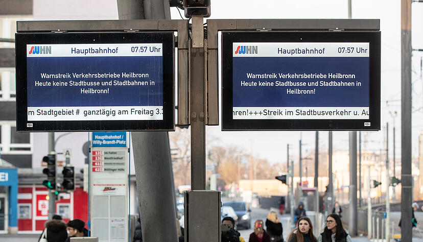 Die Anzeigen vor dem Heilbronner Hauptbahnhof weisen auf den Streik hin.