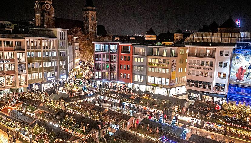 Die Lichter des Stuttgarter Weihnachtsmarktes leuchten bei der Eröffnung 2023 in der Innenstadt.