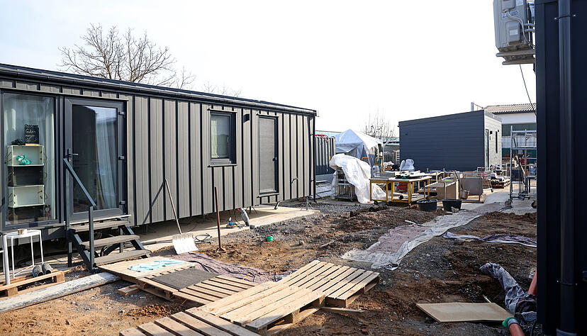 Wo früher ein Wohnhaus stand, hat die Familie Tiny-Houses aufgestellt. Seit ein paar Monaten wohnt sie in ihren neuen Mini-Heimen hinter der Backstube. Wo früher ein Wohnhaus stand, hat die Familie Tiny-Houses aufgestellt. Seit ein paar Monaten wohnt sie in ihren neuen Mini-Heimen hinter der Backstube.