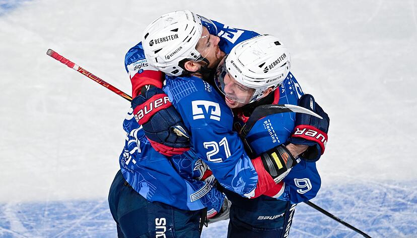 Die Adler Mannheim jubeln &uuml;ber den Einzug ins Playoff-Halbfinale.