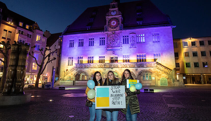 Kurz nach Beginn des russischen Angriffskrieges auf die Ukraine erstrahlte das Heilbronner Rathaus zum Zeichen der Solidarität in den in den ukrainischen Landesfarben.