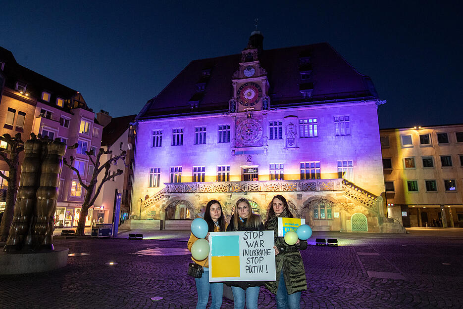 Das Heilbronner Rathaus erstrahlt am Samstag Abend in den ukrainischen Landesfarben als Zeichen der Solidarität. Das Heilbronner Rathaus erstrahlt am Samstag Abend in den ukrainischen Landesfarben als Zeichen der Solidarität.