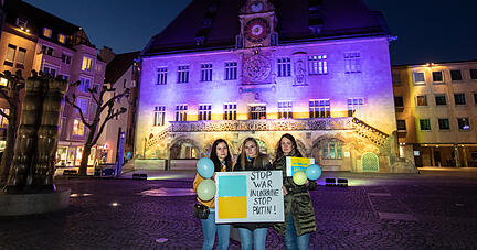 Das Heilbronner Rathaus erstrahlt am Samstag Abend in den ukrainischen Landesfarben als Zeichen der Solidarität.