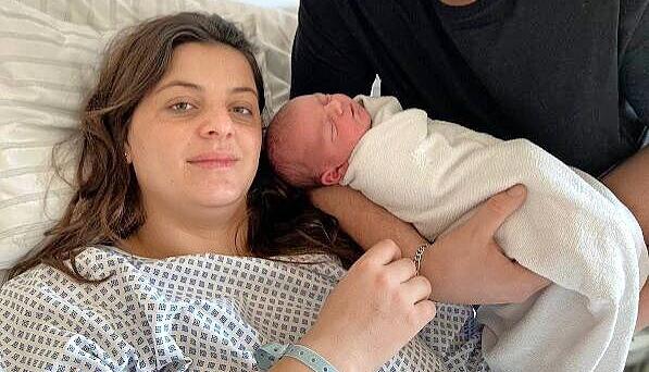 Begishe (24) und Shagir (31) Fandaj mit ihrem zweiten Kind Dimal.