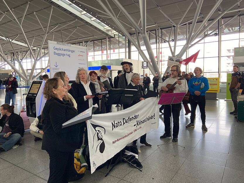 Protestaktion der "Letzten Generation" am Flughafen Stuttgart Protestaktion der "Letzten Generation" am Flughafen Stuttgart