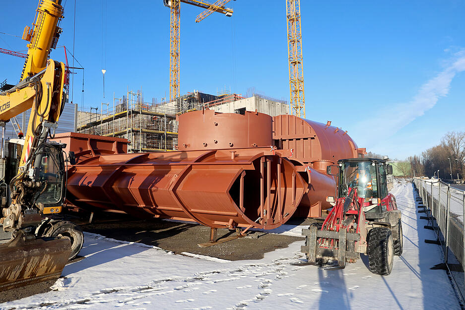 Gegen Mittag hebt ein Autokran das erste Teil an seinen endg&uuml;ltigen Platz.