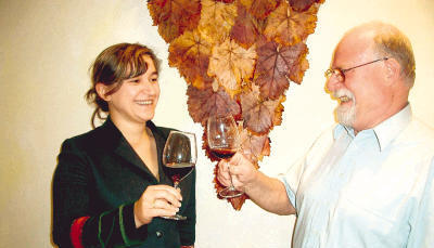 Jutta Eiselen, Sommeliere aus Botenheim, und Uli B&ouml;hner aus Lauffen moderierten die Vesperweinprobe in der Botenheimer Kelter. Neben edlen Tropfen und einem Vesper gab es auch deftige Spr&uuml;che.
          Foto: Rolf Krieg