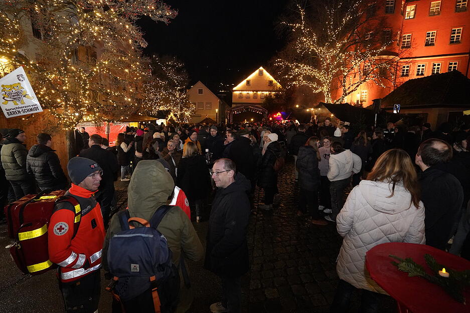 Am Samstagabend war der Weihnachtsmarkt in Künzelsau gut besucht. Am Samstagabend war der Weihnachtsmarkt in Künzelsau gut besucht.