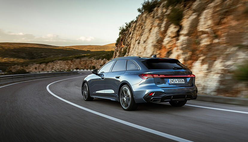 Der neue Audi A5 Avant bietet hohen Langstreckenkomfort, auf kurvigen Strecken lässt er sich aber auch sehr dynamisch bewegen. Der neue Audi A5 Avant bietet hohen Langstreckenkomfort, auf kurvigen Strecken lässt er sich aber auch sehr dynamisch bewegen.