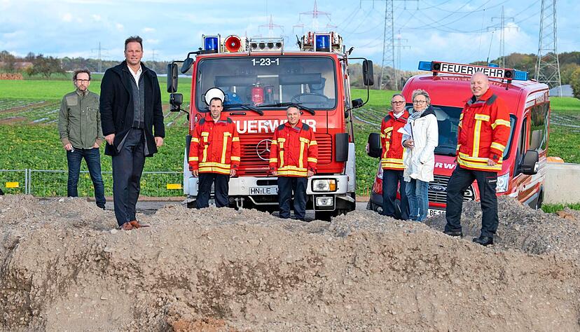 Bürgermeister Timo Frey (dritter von links) und Kommandant Marcel Vogt (rechts) freuen sich mit Planerin, Stadtmitarbeitern und Feuerwehrleuten über Baustart der Ausrückewache Süd.
Foto: Christiana Kunz Bürgermeister Timo Frey (dritter von links) und Kommandant Marcel Vogt (rechts) freuen sich mit Planerin, Stadtmitarbeitern und Feuerwehrleuten über Baustart der Ausrückewache Süd.
Foto: Christiana Kunz