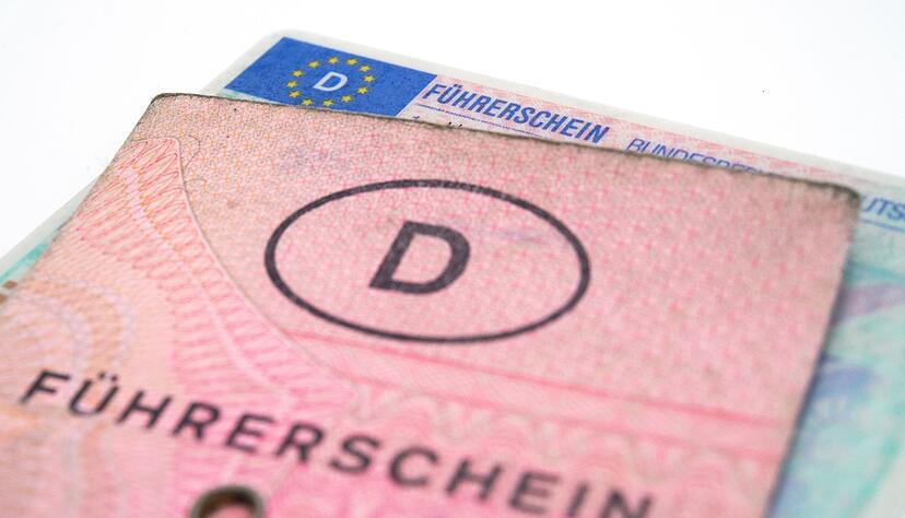 Autofahrer der Geburtsjahre von 1965 bis 1970 müssen sich bis 19. Januar 2024 von ihren alten Papierführerscheinen trennen. Autofahrer der Geburtsjahre von 1965 bis 1970 müssen sich bis 19. Januar 2024 von ihren alten Papierführerscheinen trennen.