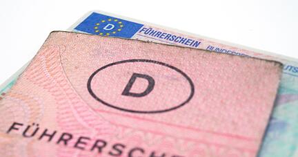 Autofahrer der Geburtsjahre von 1953 bis 1958 müssen sich von ihren alten Papierführerscheinen trennen. Autofahrer der Geburtsjahre von 1953 bis 1958 müssen sich von ihren alten Papierführerscheinen trennen.