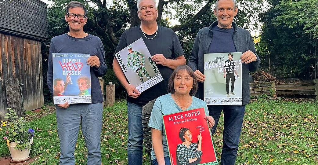 Jochen Wien, Sven Christ, Elvira Pfenninger und Achim Herrmann (von links) mit Plakaten der 22. Kukuk-Serie. Los geht es am Freitag, 10. Oktober.