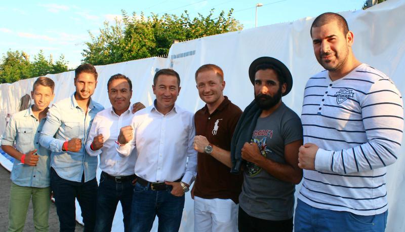 Die Fans aus Neckarsulm dr&uuml;ckten Dominik Britsch die Daumen (v.l.): Familie Sifayin, Viktor Raiser, Hakan Kutdag und Metin Coruk.