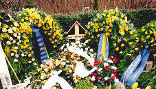 Das mit vielen, bunten Kr&auml;nzen bedeckte Grab von J&ouml;rg Sommerlath.