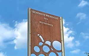 Schönste Weinsicht 2016 Württemberg: So thront das Schild oben am Berg.