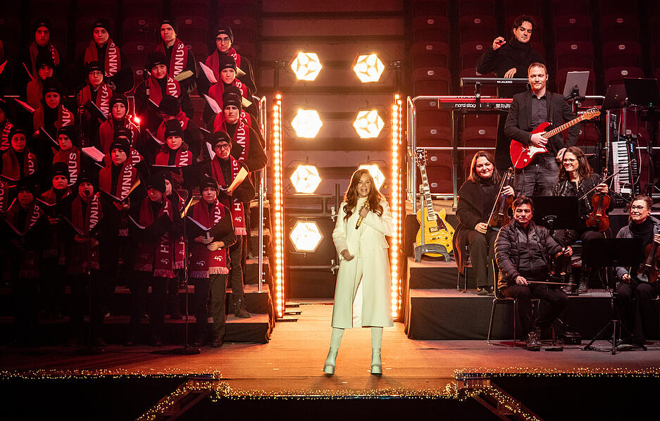 Schlagersängerin Andrea Berg bei ihrem Auftritt anlässlich des Stadionsingens in der Stuttgarter MHP-Arena. Schlagersängerin Andrea Berg bei ihrem Auftritt anlässlich des Stadionsingens in der Stuttgarter MHP-Arena.
