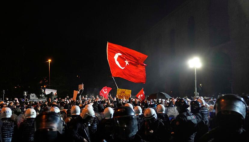 Seit knapp einer Woche gehen Menschen in der T&uuml;rkei Verboten zum Trotz auf die Stra&szlig;e. (Archivbild)