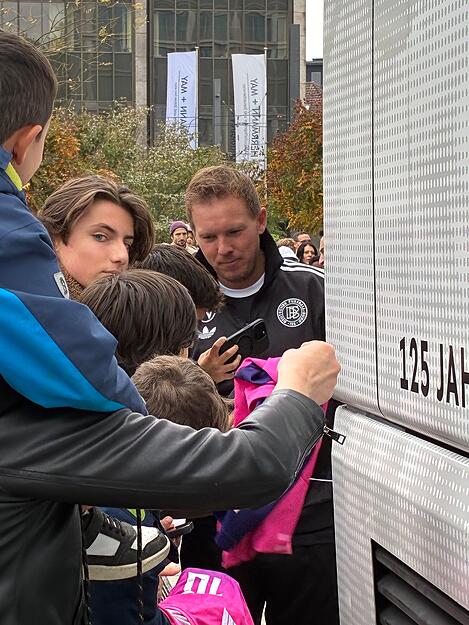 Zahlreiche Fans versammeln sich am Freitag um DFB-Trainer Julian Nagelsmann, um ein Foto oder ein Autogramm vor dem Parkhotel in Heilbronn zu ergattern.