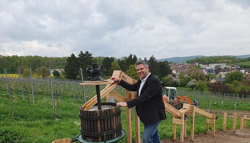 Auf der einen Seite rollt die Murmel hinunter, auf der anderen Seite wird sie mittels Seilzug und Schussanlage hinaufbef&ouml;rdert: B&uuml;rgermeister Andreas Vierling testet die neue Schlo&szlig;bergmurmelbahn.