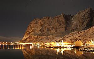 Tagsüber war Johannes Hundeschlittenfahren, Eisbaden oder ist auf Berggipfel geklettert. Nachts hat er nach Polarlichtern Ausschau gehalten. Tagsüber war Johannes Hundeschlittenfahren, Eisbaden oder ist auf Berggipfel geklettert. Nachts hat er nach Polarlichtern Ausschau gehalten.