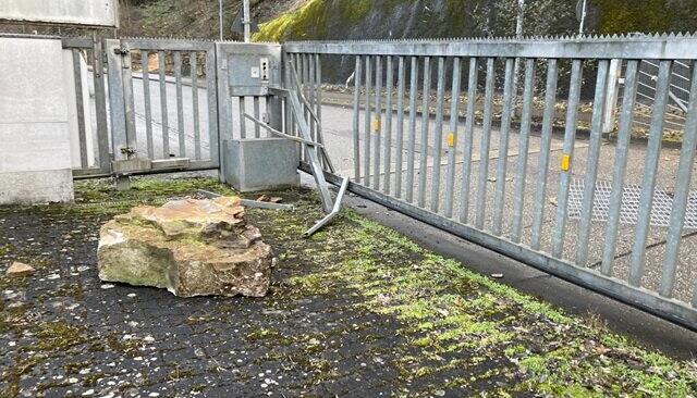 Der abgest&uuml;rzte Fels in Lauffen hat auch ein Tor an einem Firmengel&auml;nde besch&auml;digt.