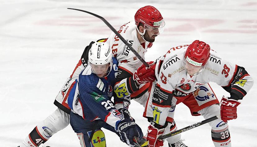 Yannik Valenti (links) hat schnell gelernt, sich in der DEL 2 durchzusetzen.

Foto: Archiv/Veigel