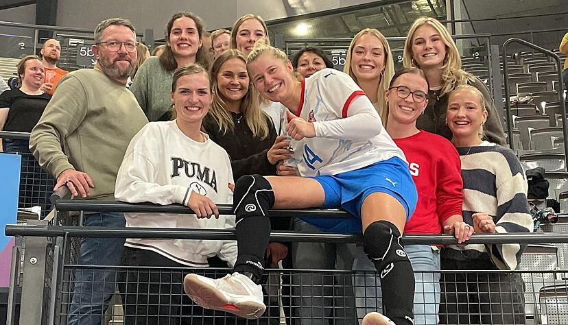 Spielerinnen der Sport-Union Neckarsulm und Trainer Thomas Zeitz (links) besuchen Mitspielerin Kamila Kordovská zum Vorrunden-Abschluss gegen Kuba in der Stuttgarter Porsche-Arena.