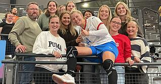 Spielerinnen der Sport-Union Neckarsulm und Trainer Thomas Zeitz (links) besuchen Mitspielerin Kamila Kordovská zum Vorrunden-Abschluss gegen Kuba in der Stuttgarter Porsche-Arena.