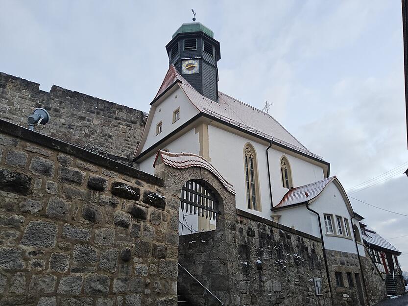 Die Burgkirche Maienfels ist weiß gepudert. Die Burgkirche Maienfels ist weiß gepudert.